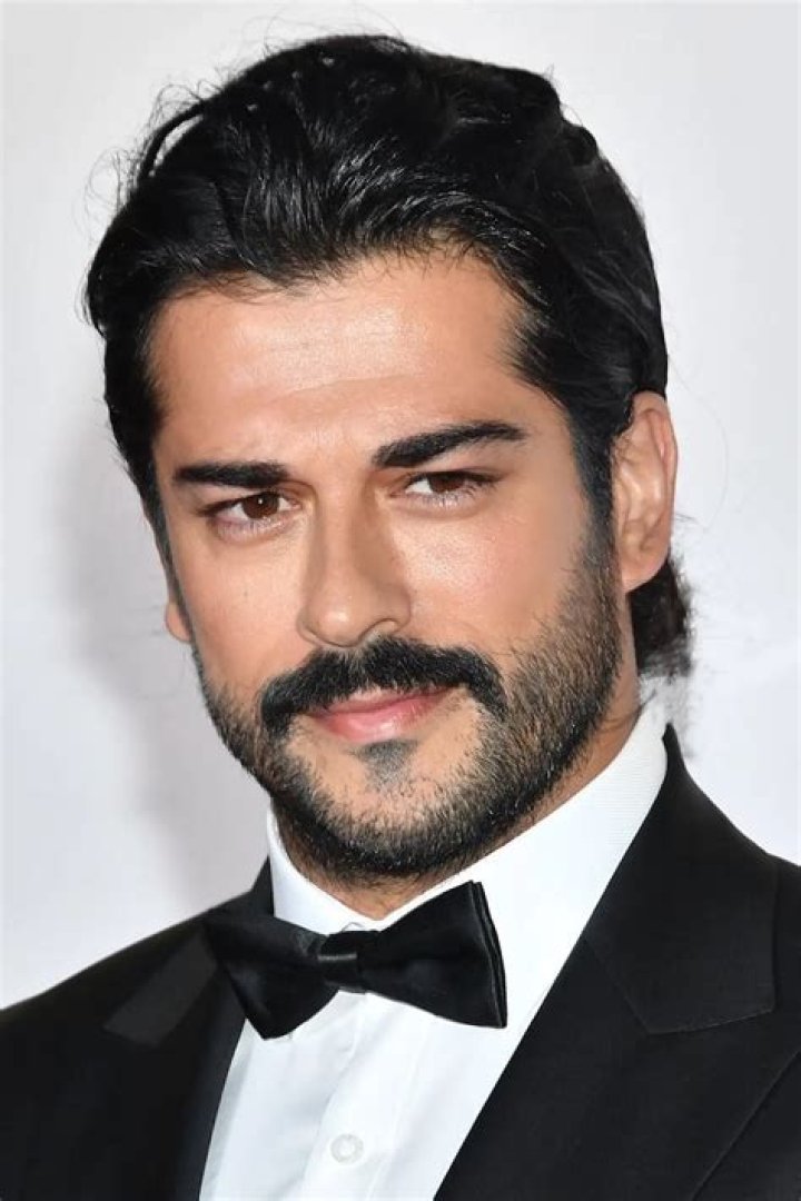 Burak Özçivit Wiki, Biographie, Age, Taille, Mariage, Contact & Informations